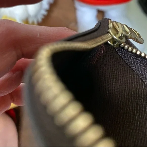 Authentic Damier Ebene Louis Vuitton Key Pouch. - Picture 9 of 10